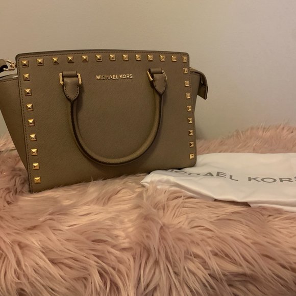 NWT! MICHAEL KORS MK SELMA STUDDED MEDIUM SATCHEL SHOULDER BAG W DUST BAG TAUPE - Picture 2 of 13
